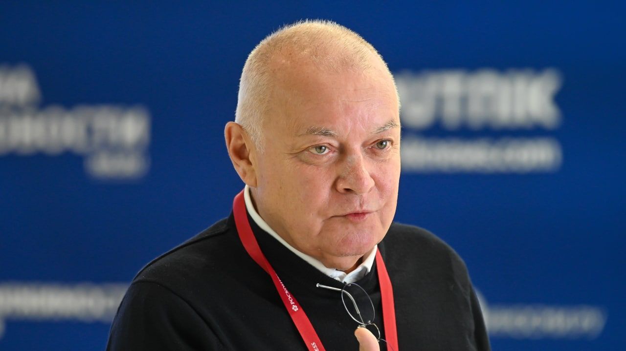 Пропагандисту Киселеву сожгли Land Rover на его вилле в Крыму - | Диалог.UA